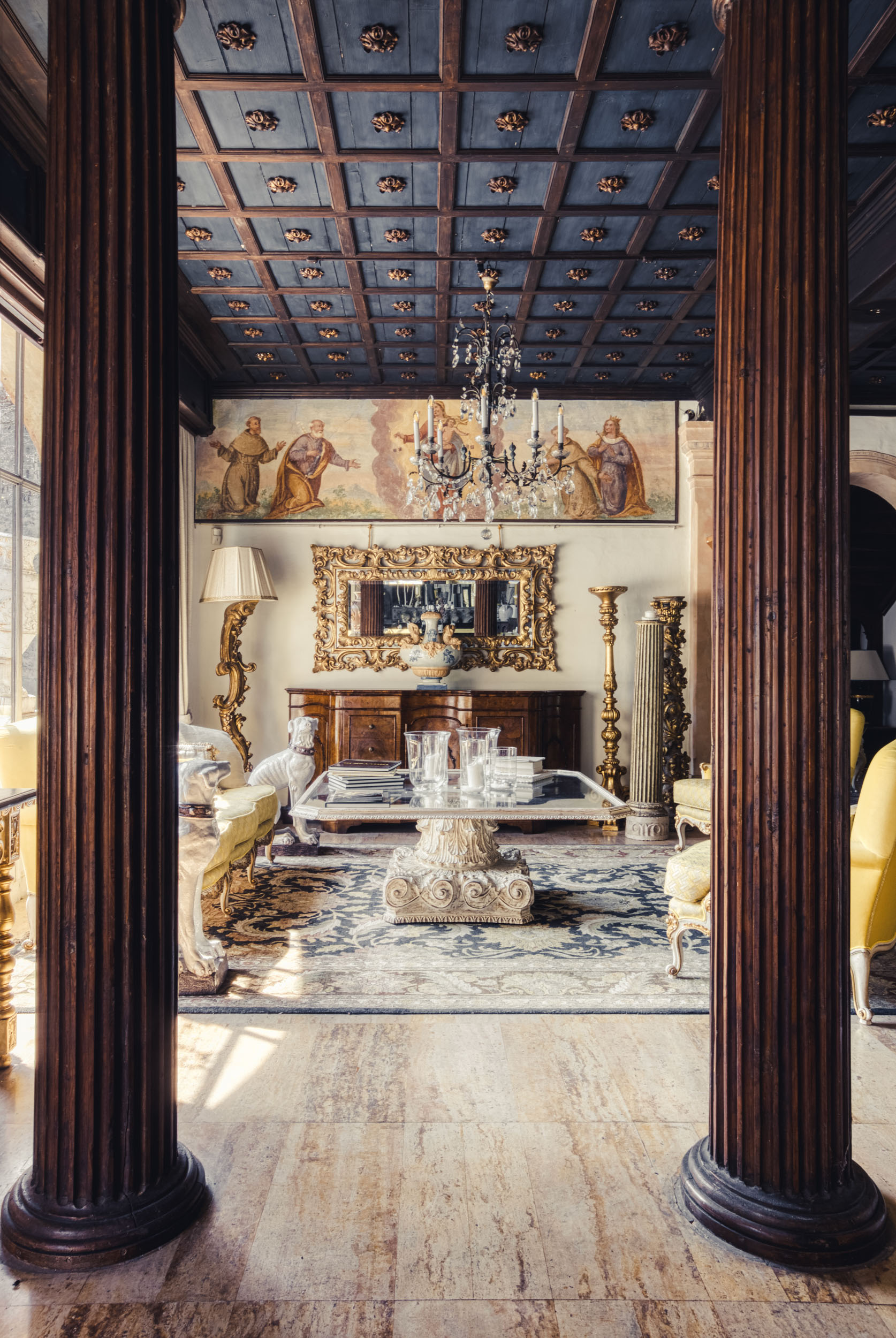 Lounge of the Bussandri Villa with blue and gold tones