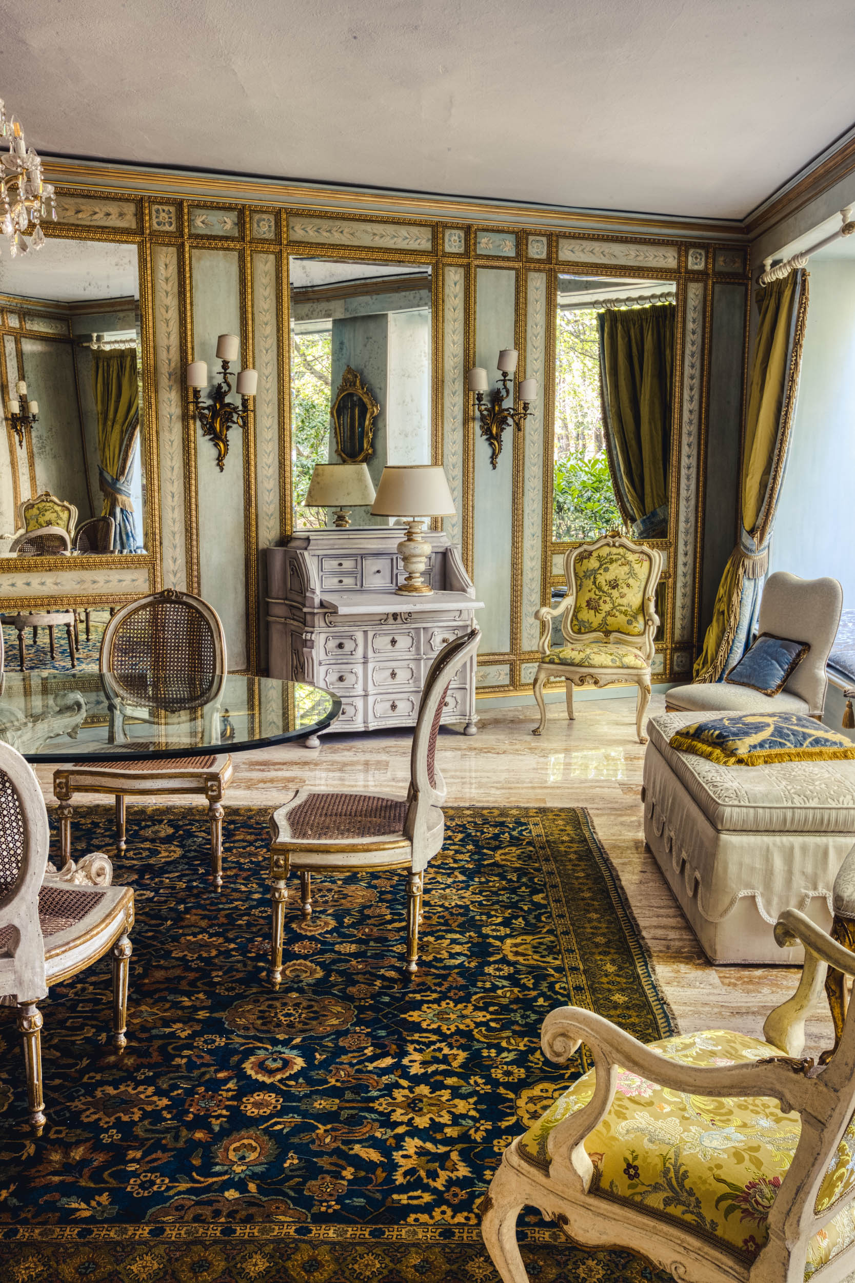 Yellow and pale green Lounge in the Bussandri Villa