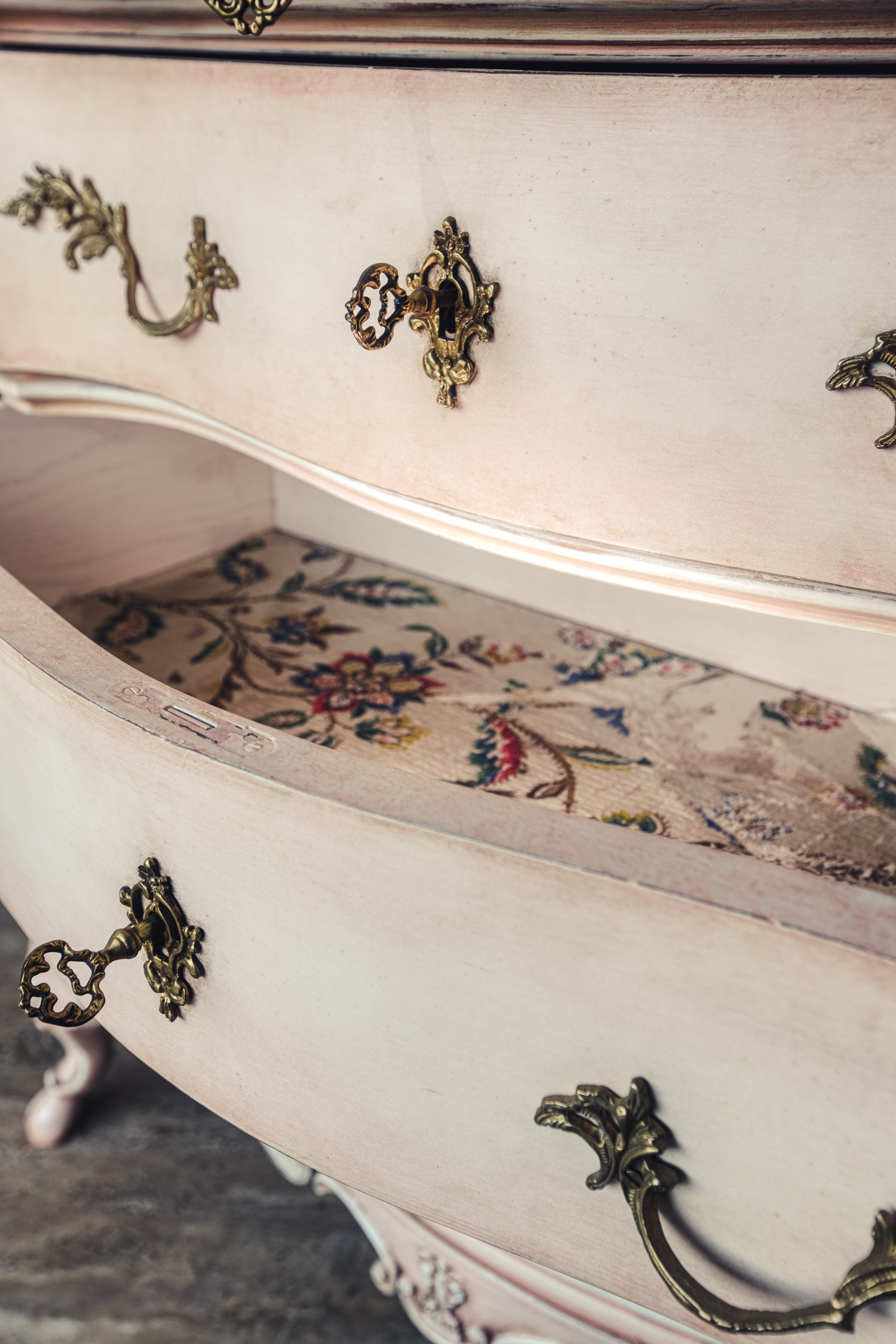 Pale pink furniture in the Bussandri Villa