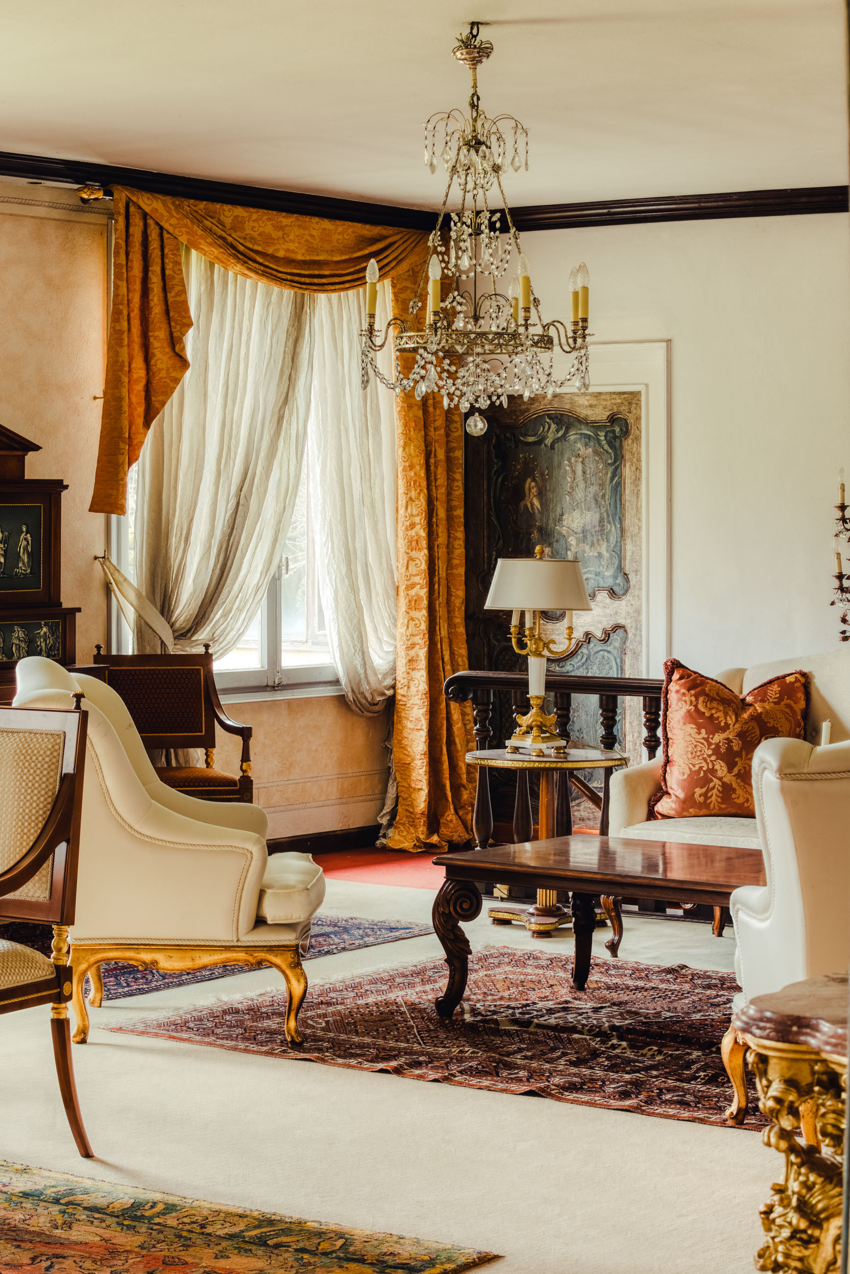 White and hot tones lounge in the Bussandri Villa